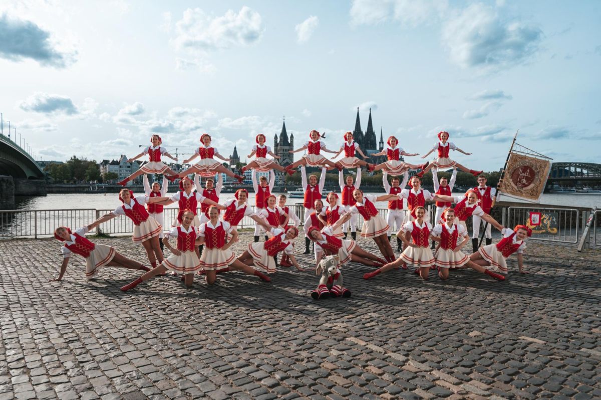 Tanzcorps Rot-Weiß Bechen am Rheinufer in Köln